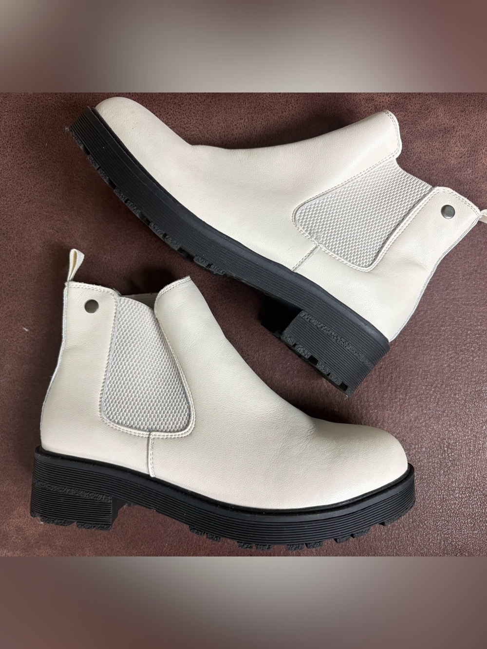 NWOT Chelsea Boots Ivory, white With Lug Black Sole, 8/39